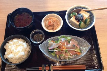 The sashimi lunch set is great value at just over 1000 yen.
