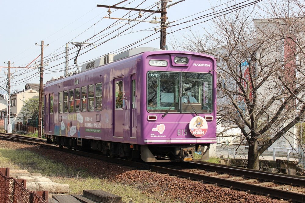 Kyoto&#39;s Randen Tram near Tojin Station（等持院駅）
