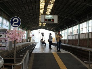 The home platform of&nbsp;Kitanohakubaicho Station (北野白梅町駅)
