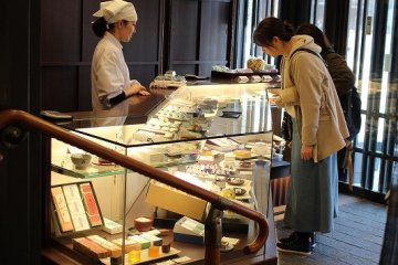 시식할 일본 과자는 가게 안에서 고를 수 있다