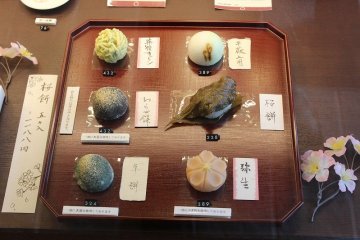 <p>Several kinds of Japanese sweets. All of which are made along the theme of spring.</p>