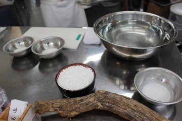 <p>All the ingredients and tools needed to make kudzu kiri and kudzu mochi and a piece of kudzu root to show where the starch came from</p>
