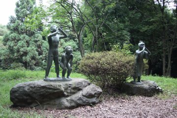 <p>Статуи трёх детей, зовущих духов леса</p>