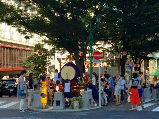 Дети не пропускают традиционные японские барабаны тайко