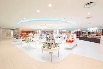 <p>Laox main store in Shinjuku : Skin Care and Cosmetics Products</p>