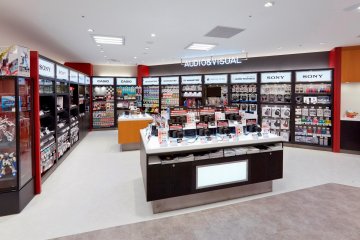 <p>Laox main store in Shinjuku: Camera and Audio Visual Gadgets</p>