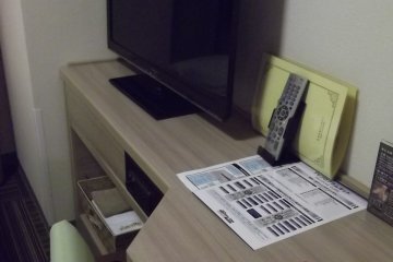 <p>My desk and TV</p>