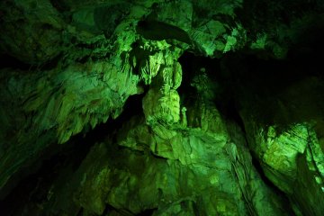 <p>The lighting inside Abukuma makes the rock look green.</p>