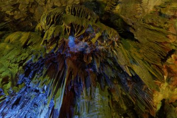 <p>Looking up at the cave ceiling in Abukuma.</p>