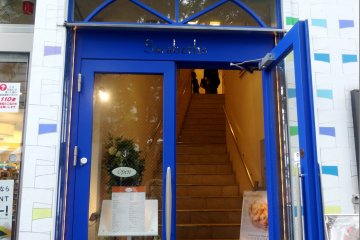 <p>The bold entryway to Sarabeth&#39;s in Daikanyama</p>