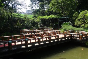 <p>A bridge in the small garden next to the Togo Shrine</p>