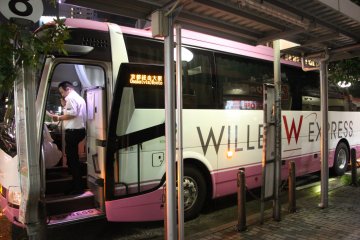 <p>Розовый автобус Willerexpress</p>
