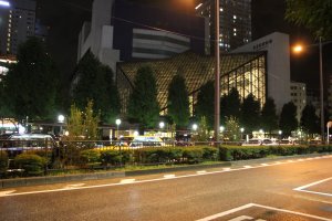 Ориентиром для нахождения остановки служит театр Tokyo Metropolitan