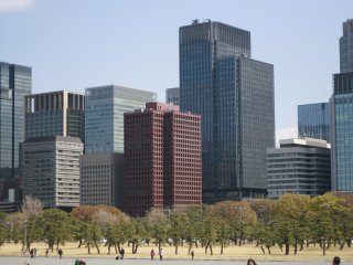 Pemandangan dari bangunan-bangunan mirip lego dilihat dari Kokyo Gaien, sebuah taman luas di depan istana