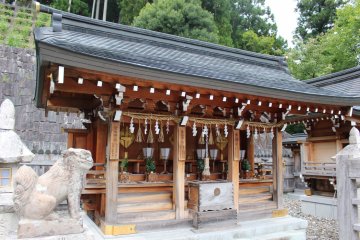 <p>Four other gods are also enshrined at Niu-Kawakami Kamisha Shrine. Altars to the fire god Atago, a water god Mizu no Kami, and Ebisu the god of business are enshrined inside this building</p>