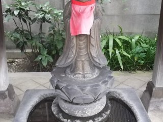 Sebuah patung Kannon yang ramping, rahmat dari Tuhan Buddha