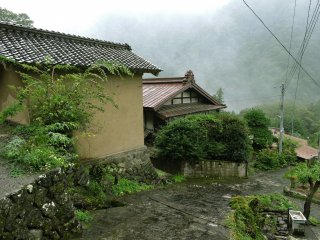 Con đường dẫn xuống dốc qua Osakaya Inn