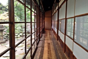 <p>A classic Japanese corridor. Please be quiet and don&#39;t rush when walking through here.</p>