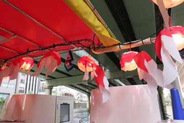 <p>The delicate goldfish lanterns, a traditional Japanese folk art, are hanged all around the boat.</p>