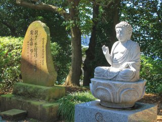 Hosen-ji nằm ở trên một con đồi và từ trên đỉnh bạn sẽ có một tầm nhìn đẹp về phía Machida