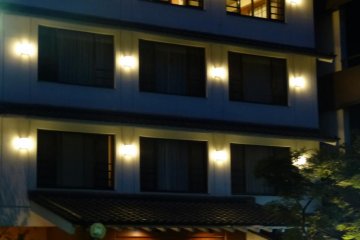 <p>โรงแรมโทะกิ-โนะ-ยูในเวลากลางคืน</p>