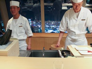 Sushi bar dengan pemandangan ke kaki langit Tokyo