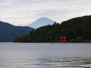 Cảnh từ Moto-Hakone đi đi ven hồ