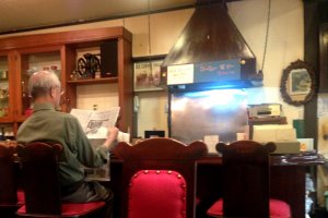 Bersantailah dengan koran dan kopi seduh di salah satu kedai kopi tertua di Kishiwada