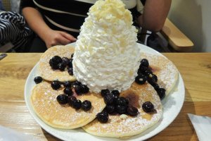 Pancakes aux myrtilles accompagn&eacute;s d&#39;une montagne de chantilly