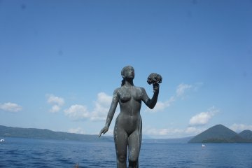 <p>There is a story behind the statue of a beautiful woman.</p>