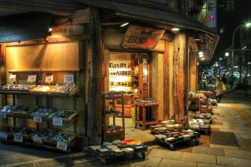 <p>The entrance of Dengama pottery shop</p>