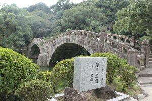 Megane-hashi atau Jembatan Kaca Mata di Isahaya Prefektur Nagasaki. Ada satu lagi di Kota Nagasaki.