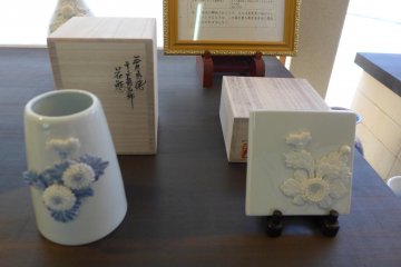 <p>Mikawachi porcelain</p>