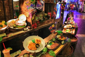 <p>Food display in front of the Rainforest Caf&eacute;</p>
