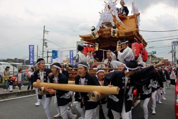 The Nagao team pulls its danjiri to the festival grounds