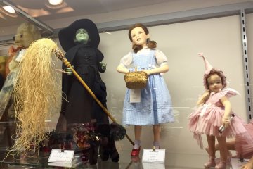 <p>Дороти и злая ведьма из &quot;Волшебника страны Оз&quot;</p>