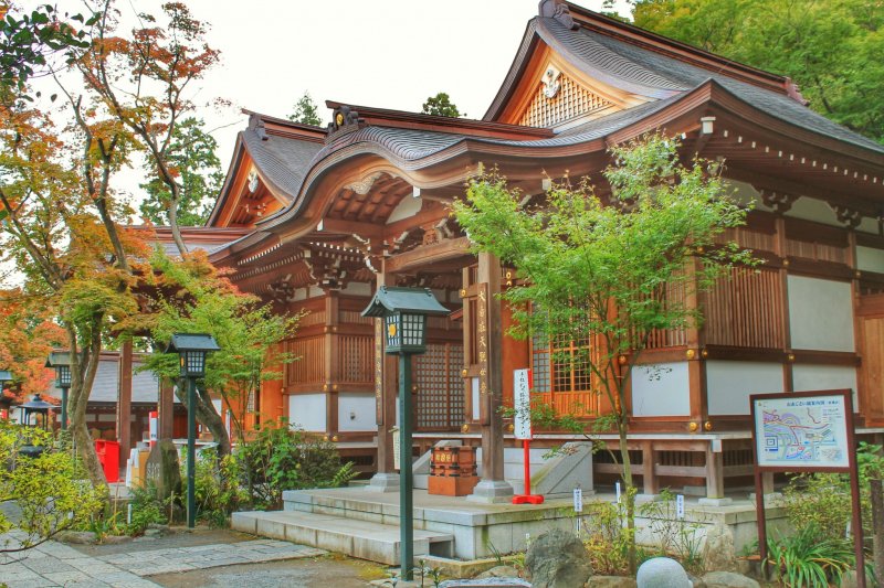 <p>Takahatafudoson Kongo-ji has a lot of buildings, most of them framed with Japanese maples</p>
