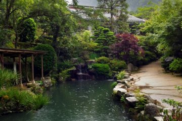 <p>สวนของออนเซ็น ชิกุซันโซะ</p>