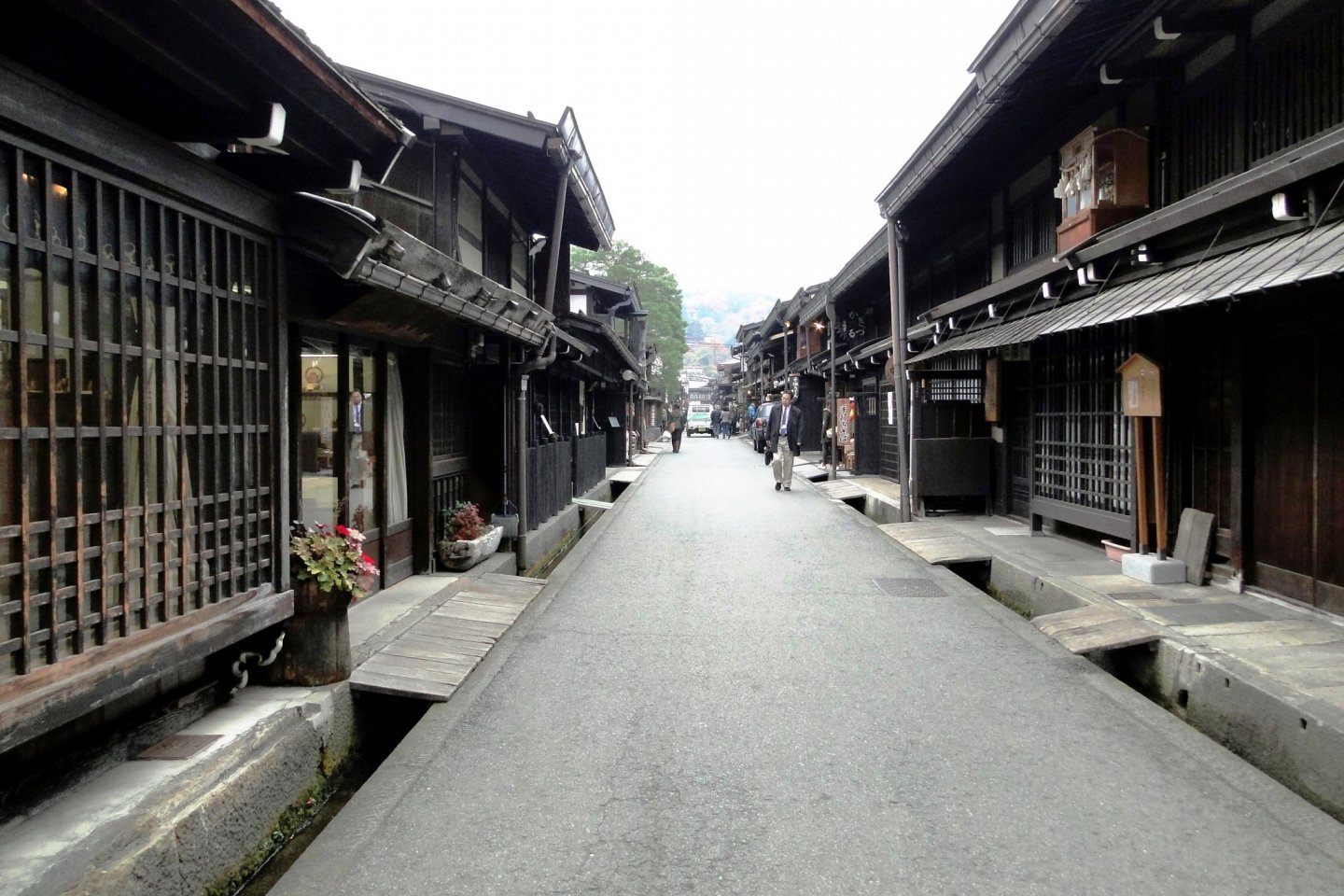 The streets of the Sanmachi area in Takayama