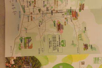 <p>가마쿠라 산책 지도. 가마쿠라 역을 중심으로 절과 신사, 그리고 바다가 펼쳐진다.</p>