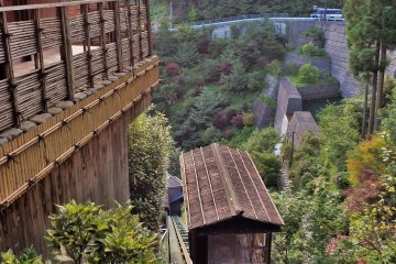 <p>This mini cable car takes guests from the hotel to the hillside open-air baths.</p>