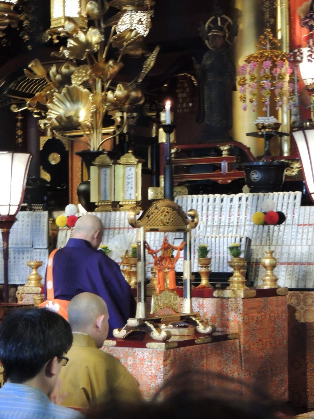 Les moines Bouddhistes au sein du temple Sensō-ji