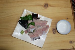 Tank to table: less than 5 minutes. My plate of November amago sashimi, a very reasonable ￥1,050