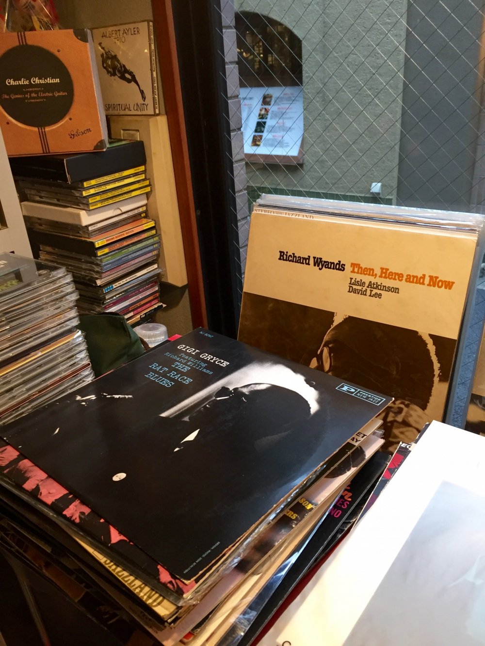 Коллекция дисков и пластинок хозяина джаз-кафе