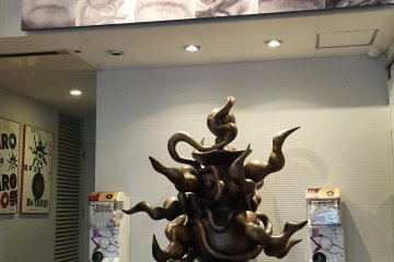 <p>들어서는 이를 내려다보고 있는 오카모토 타로의 장난기 가득한 표정..</p>