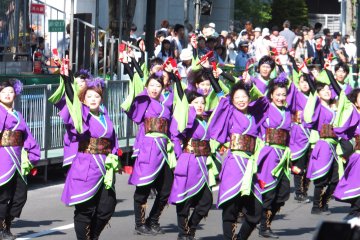 Танцоры на фестивале Йосакой Соран 