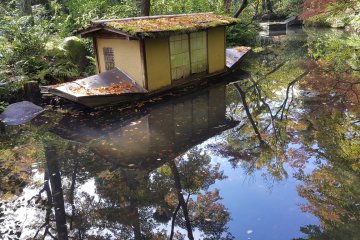<p>작은 연못에 한가로이 떠 있는 배. 나뭇잎에서 물방울이 톡 떨어져, 잔물결이 있었다.&nbsp;</p>