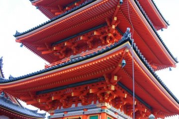 <p>เจดีย์แดง วัดคิโยมิสึเดระ (清水寺 Kiyomizu-dera)</p>
