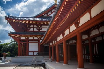 <p>Крытая аркада в&nbsp;храме Yakushiji</p>