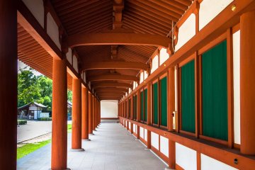 <p>Крытая аркада в храме Yakushiji</p>